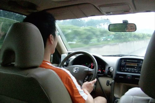 醉酒大妈地铁打人风波 身份曝光显赫，打扮与生活照反差引热议